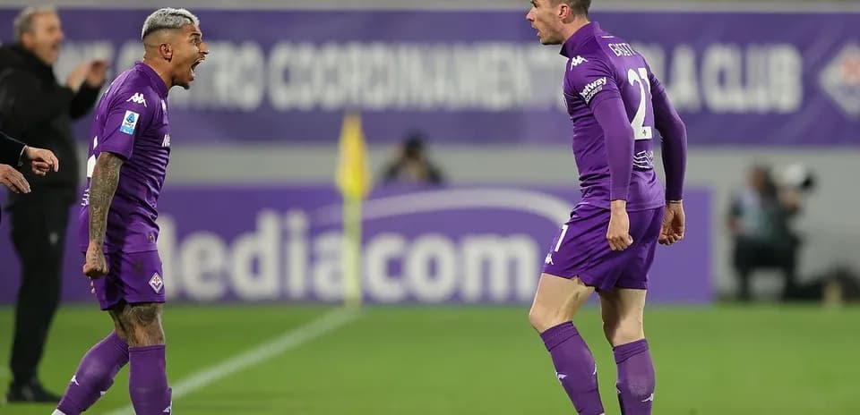 Fiorentina oyunçuları sevinir