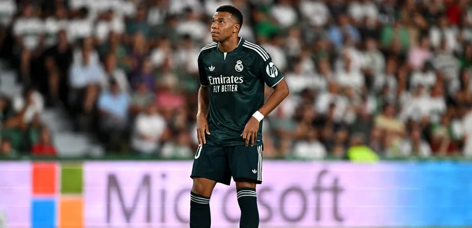 Futbolçu Real Madrid formasında oyun sahasında