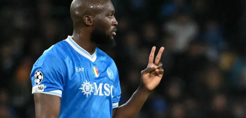 Futbolçu iki barmağını qaldıraraq oyunda