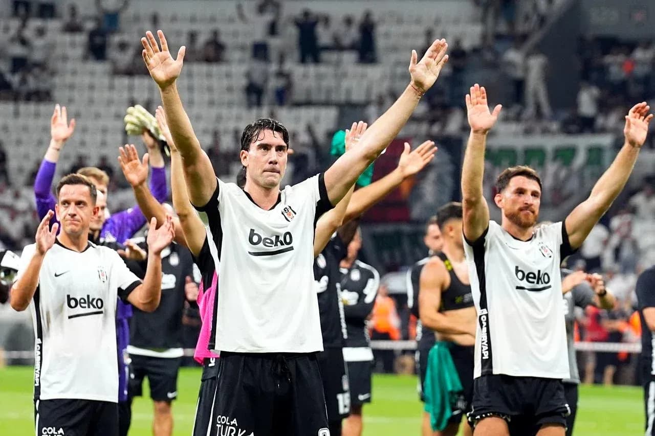 Beşiktaş futbolçuları azarkeşləri salamlayır