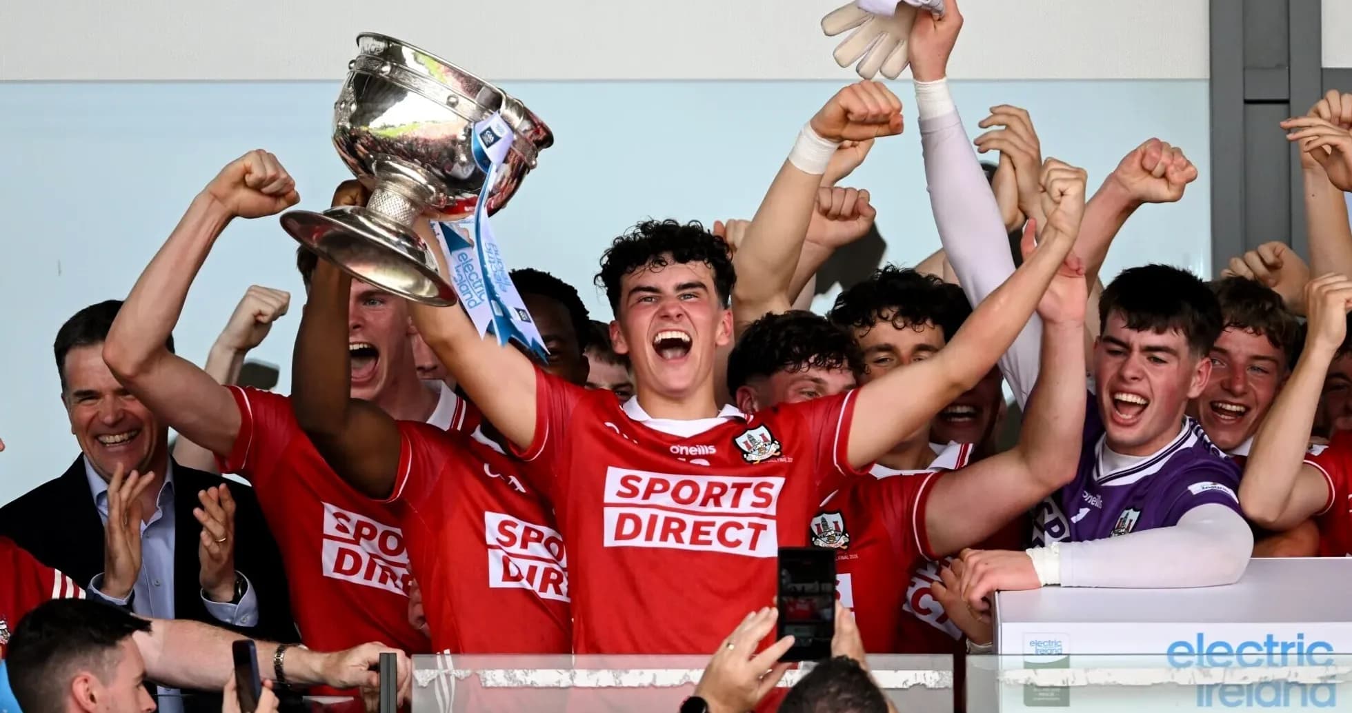 Çempionat kubokunu qaldıran futbol komandası