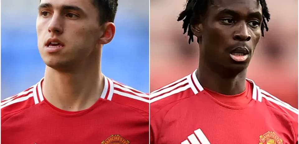 İki futbolçu, Manchester United formasında hazırlaşır
