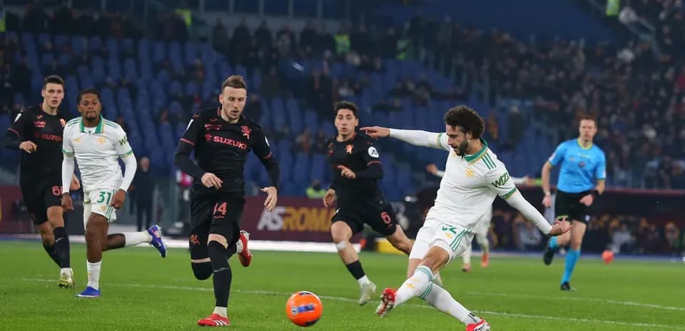 Torino və AS Roma oyunu zamanı topa zərbə