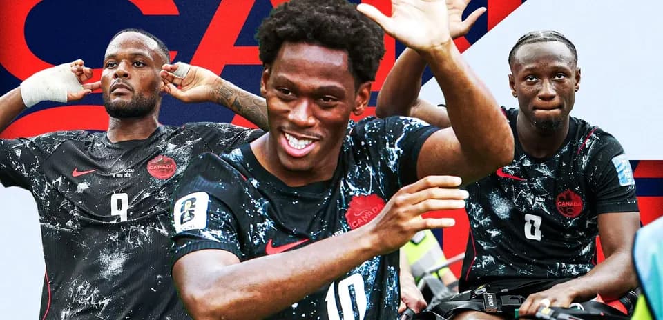 Üç Kanada futbolçusu, forma geyinmiş, bir arada