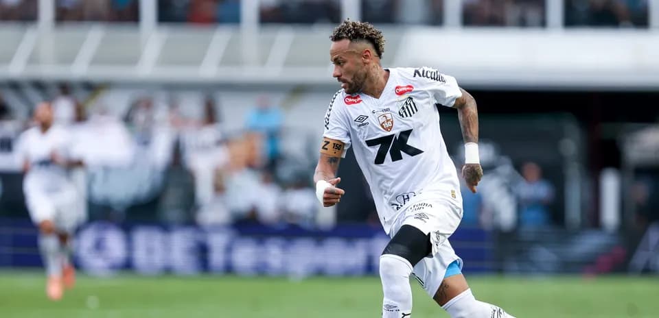 Futbolçu topu sürərək irəliləyir