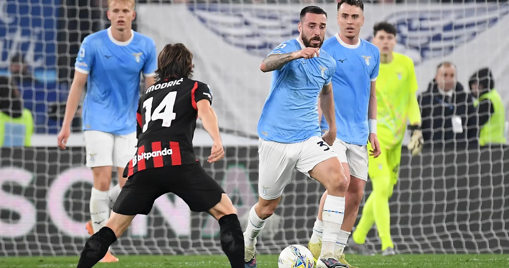 Lazio oyunçusu topa yaxınlaşır