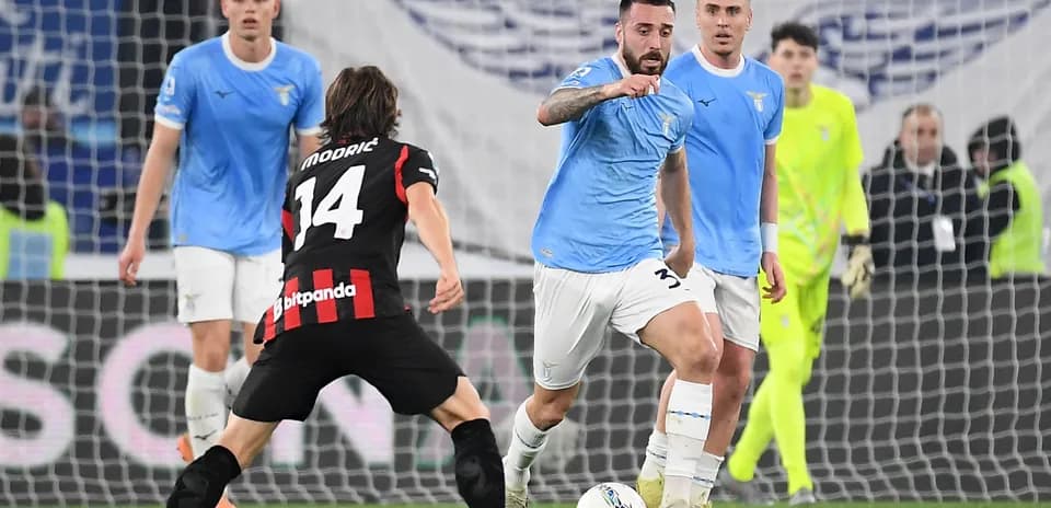Lazio oyunçusu topa yaxınlaşır
