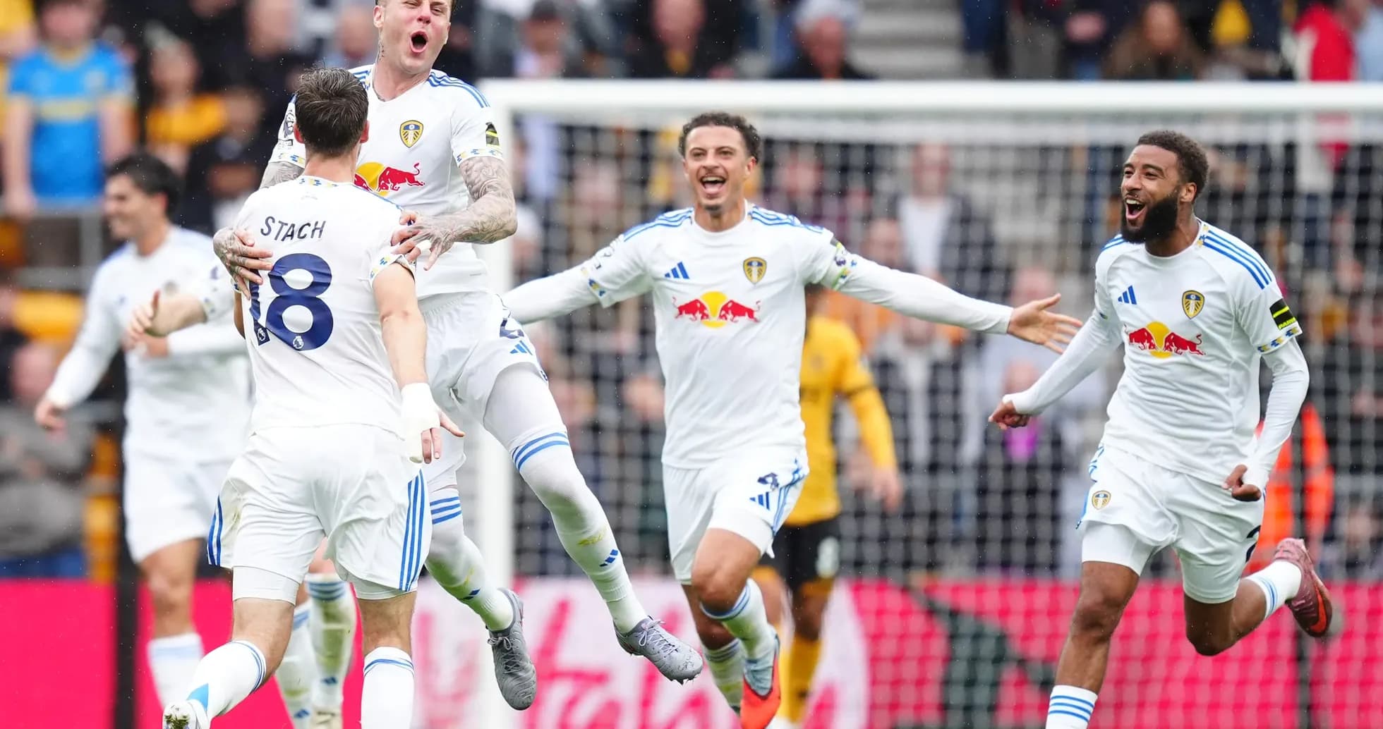 Leeds oyunçuları qol sevincini yaşayır