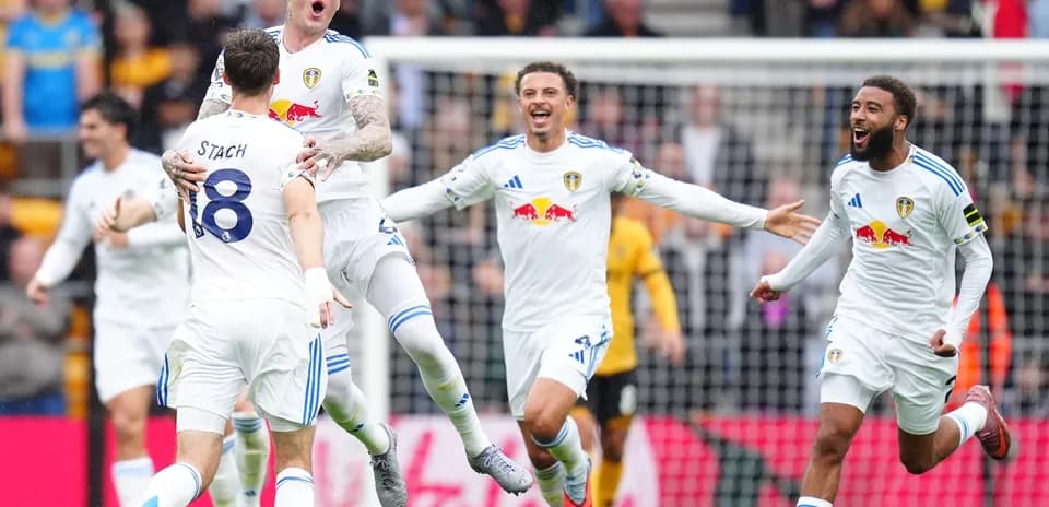 Leeds oyunçuları qol sevincini yaşayır