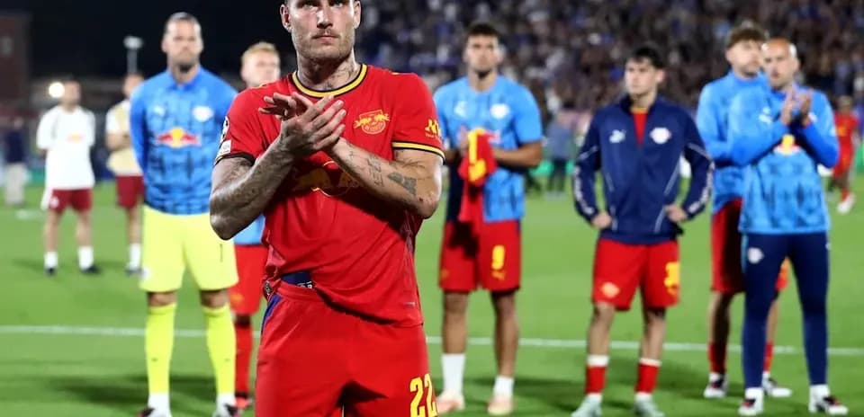 Futbolçular matçdan sonra alqışlayır