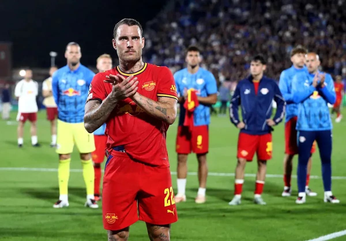 Futbolçular matçdan sonra alqışlayır
