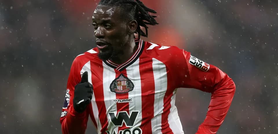 Futbolçu yağışda oyun zamanı irəliləyir