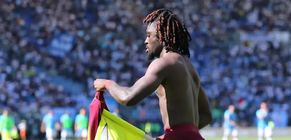 Futbolçu forma çıxararaq meydançadan ayrılır