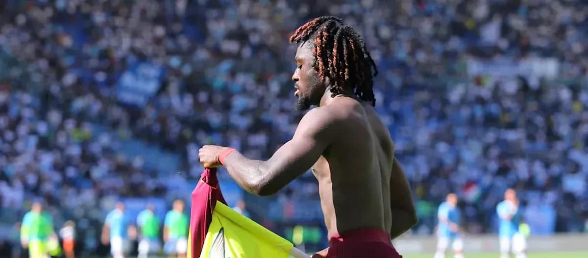 Futbolçu forma çıxararaq meydançadan ayrılır