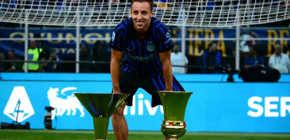 Futbolçu iki kubokla gülərək poz verib