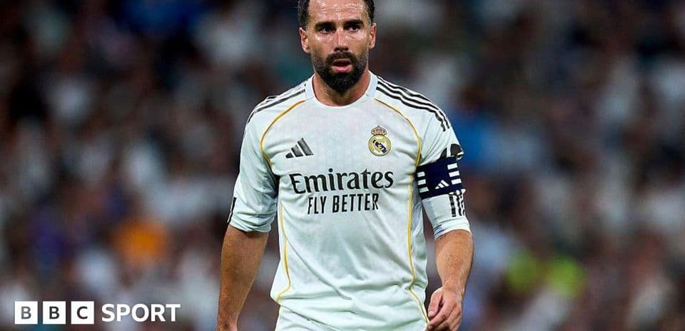 Futbolçu Real Madrid formasında meydanda yürüyür