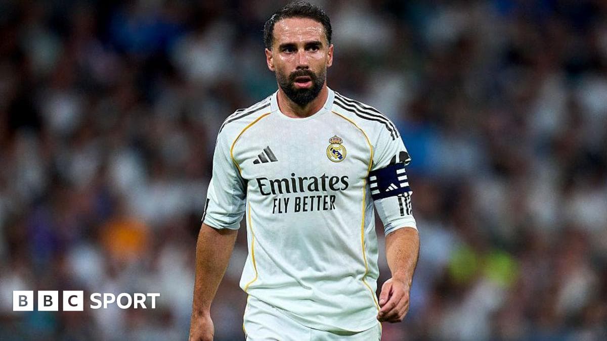 Futbolçu Real Madrid formasında meydanda yürüyür