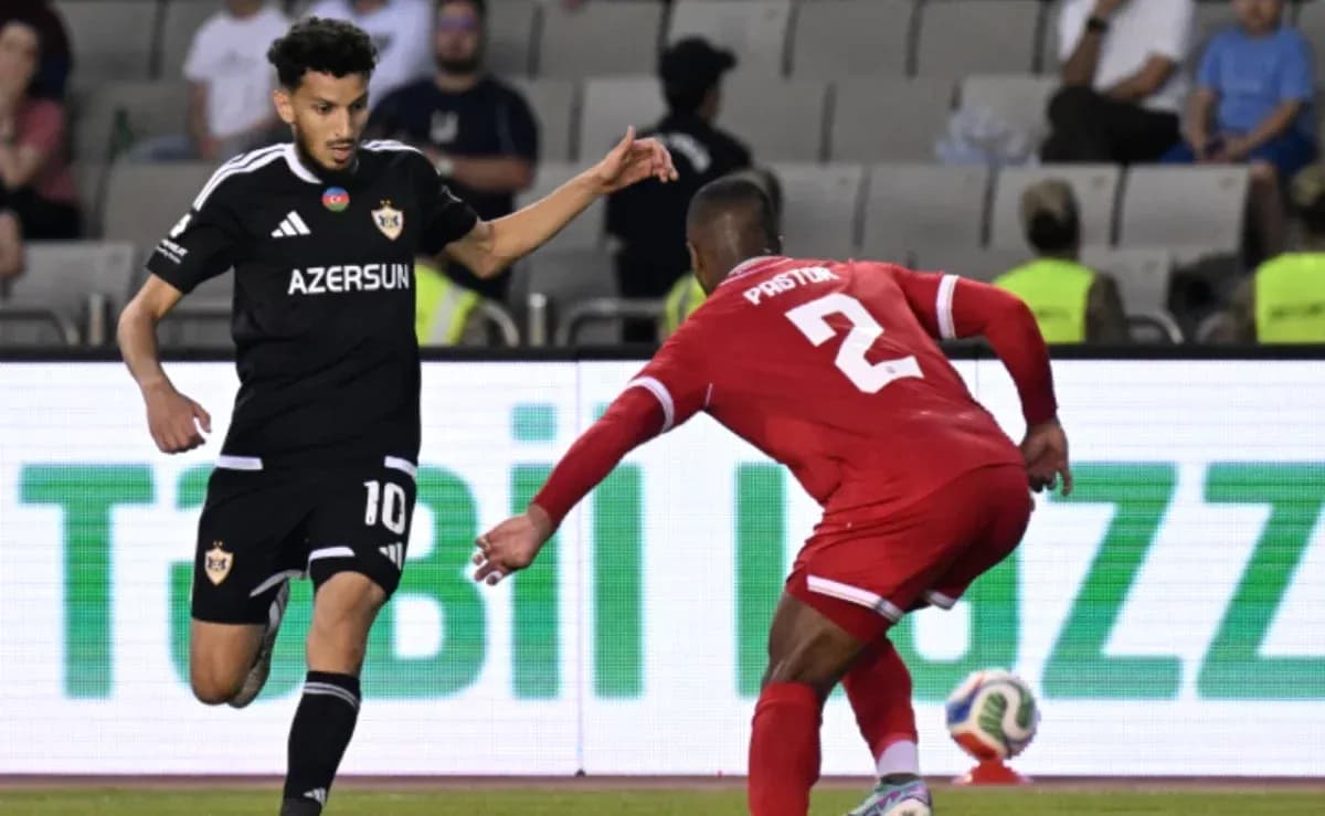 Qarabağ futbolçusu topu ələ keçirir