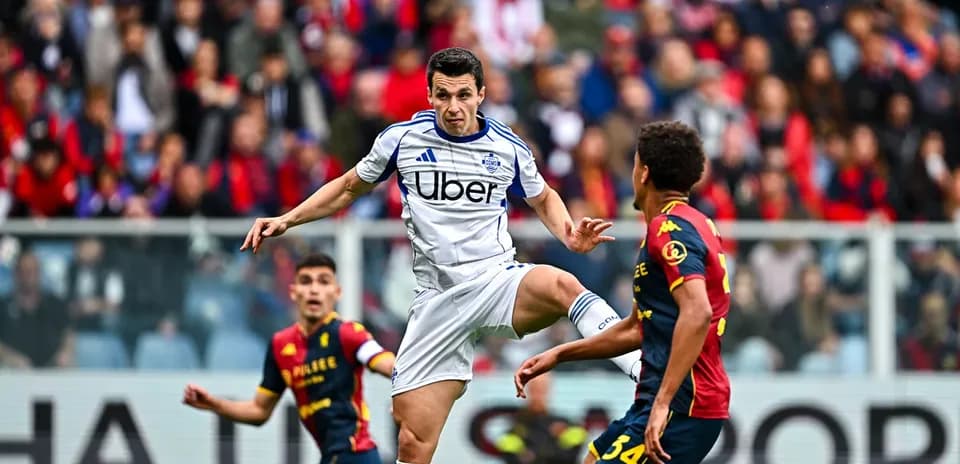 Genoa və Como futbol oyununda mübarizə