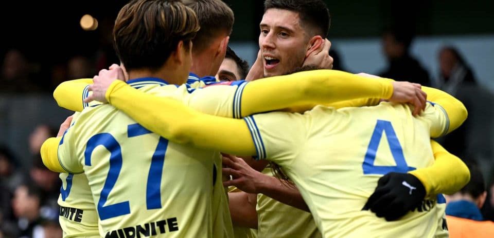 Futbolçular qələbəni qeyd edirlər, bir-birlərini qucaqlayırlar
