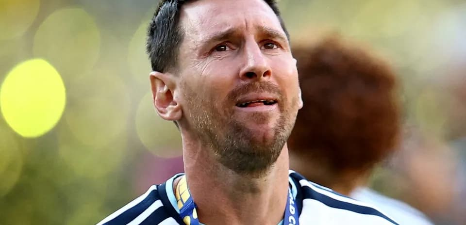 Futbolçu medal ilə stadionda yürüyür