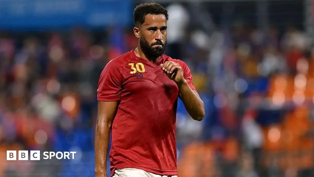 Futbolçu oyun sonrası meydançadan ayrılır