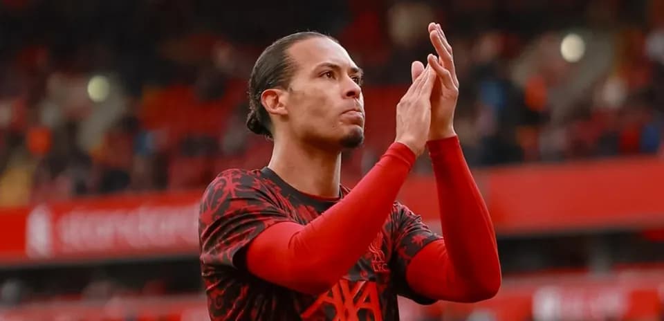 Futbolçu alqış edərək azarkeşlərə təşəkkür edir