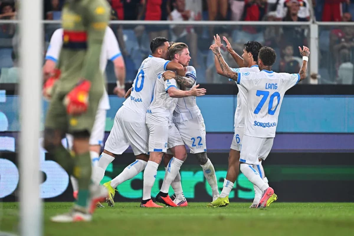 Napoli futbolçuları sevinir