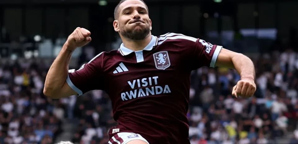 Futbolçu qolu qeyd edərək sevinir