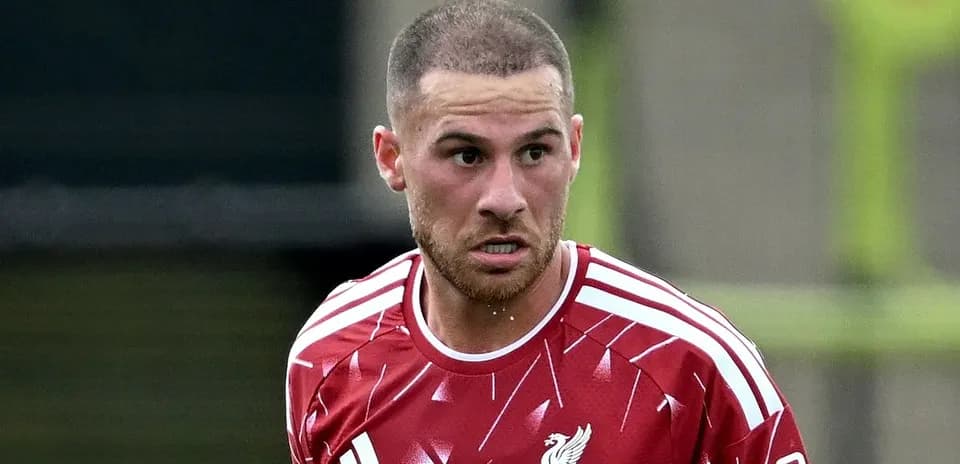 Futbolçu antrenman zamanı Liverpool formasında