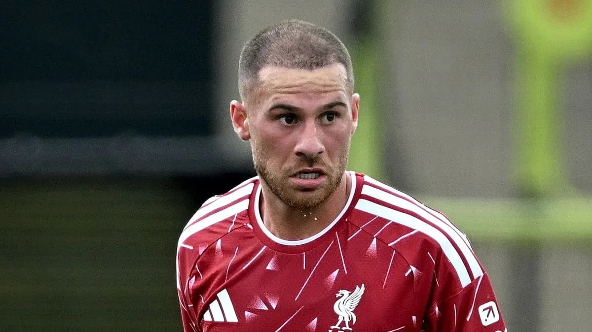 Futbolçu antrenman zamanı Liverpool formasında
