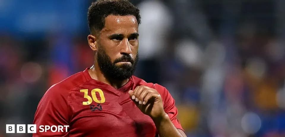 Futbolçu 30 nömrəli forma ilə meydançada