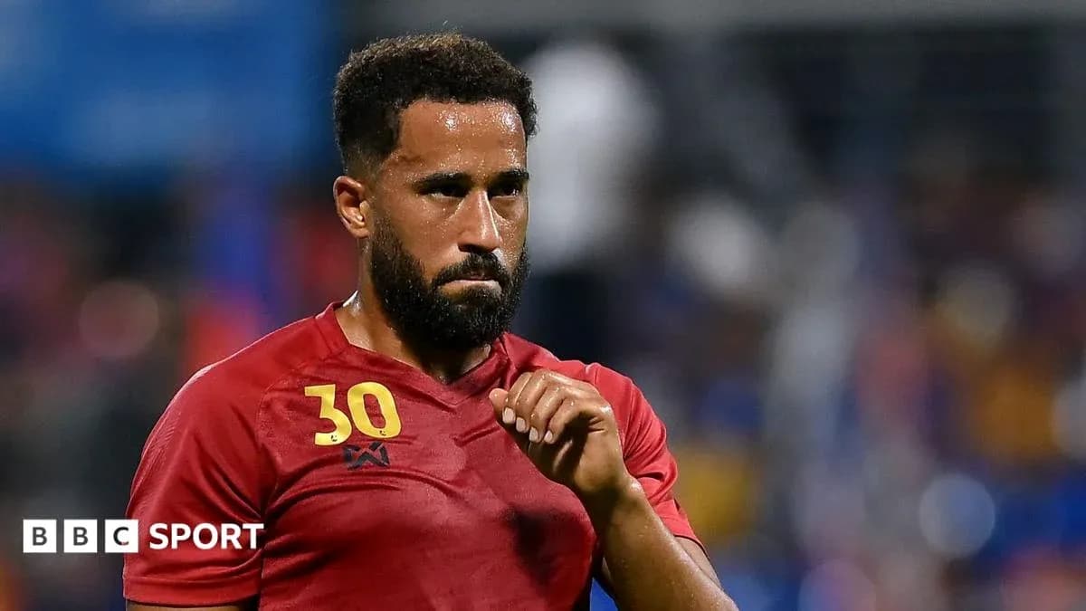 Futbolçu 30 nömrəli forma ilə meydançada