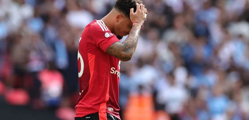 Futbolçunun matçdan sonra başını tutması