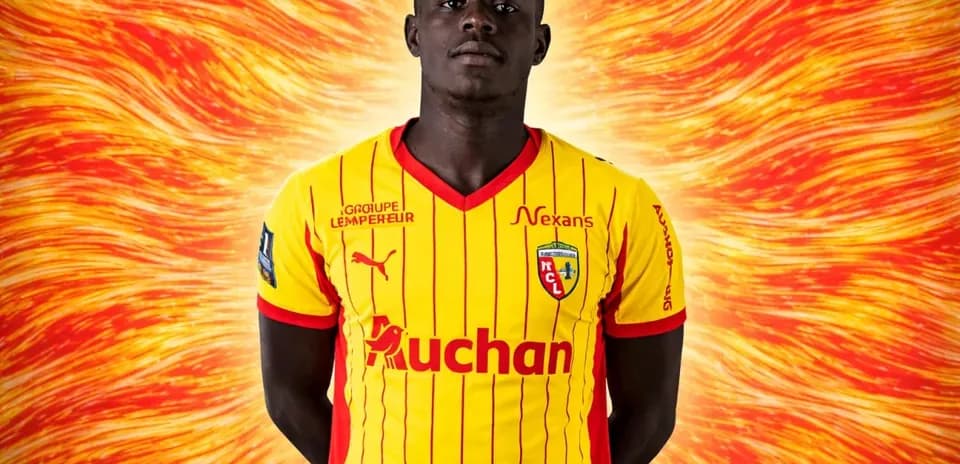 Futbolçu sarı-qırmızı forma ilə poz verib