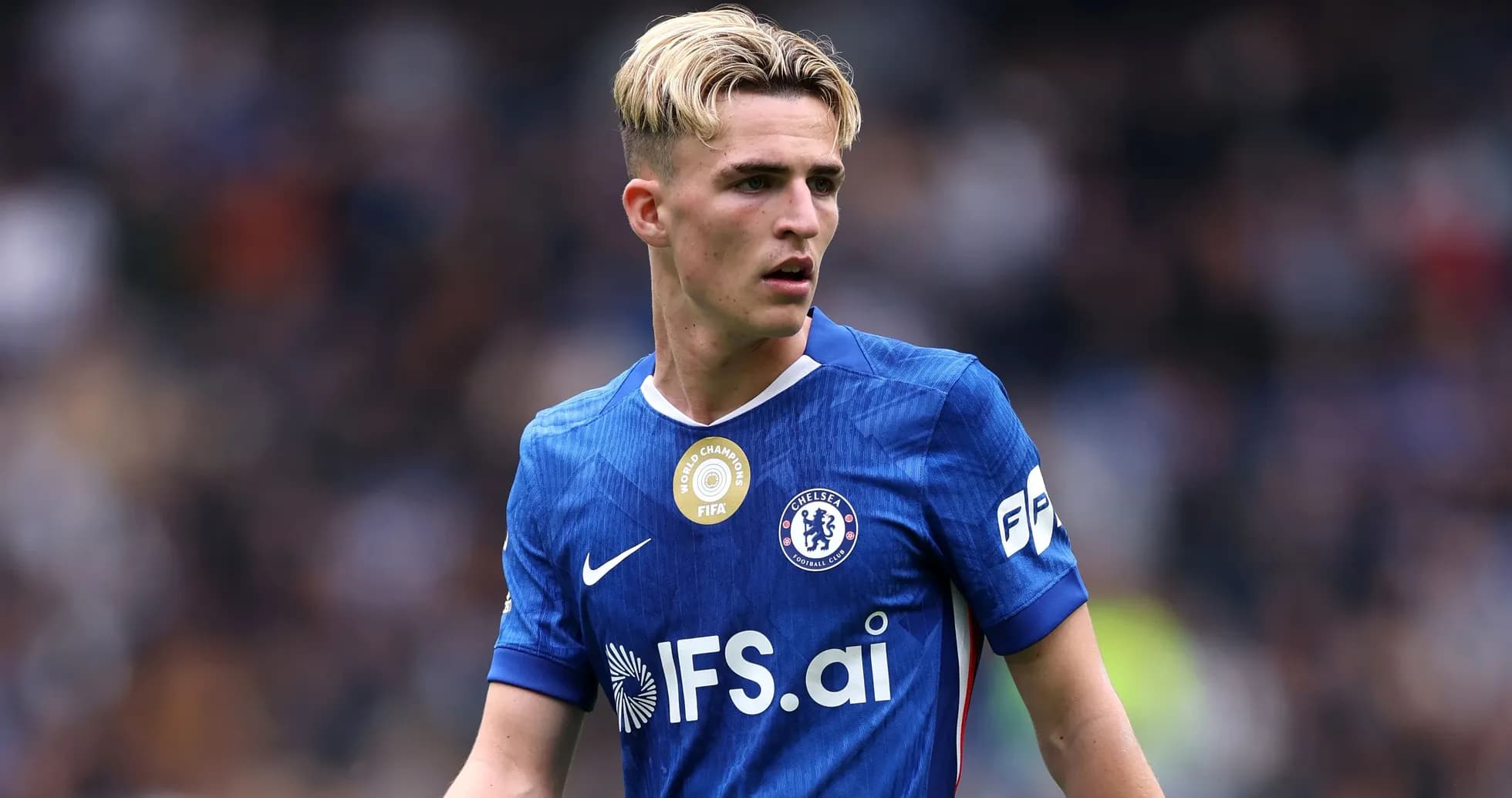 Futbolçu Chelsea formasında sahədə durur