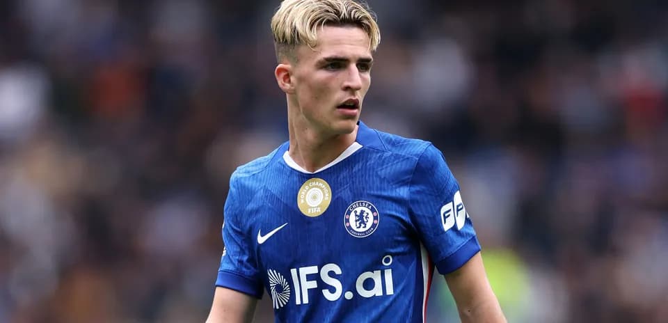 Futbolçu Chelsea formasında sahədə durur