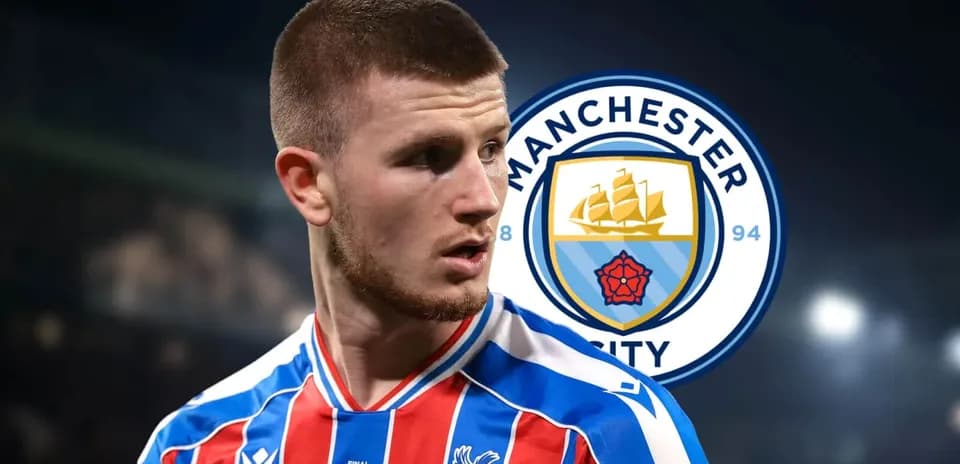 Futbolçu Crystal Palace formasında, Manchester City logosu arxa planda