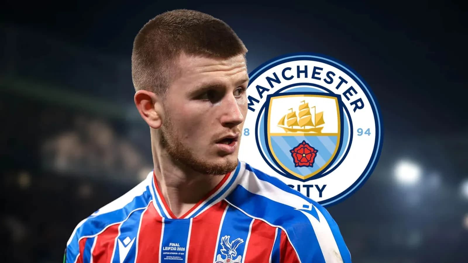 Futbolçu Crystal Palace formasında, Manchester City logosu arxa planda