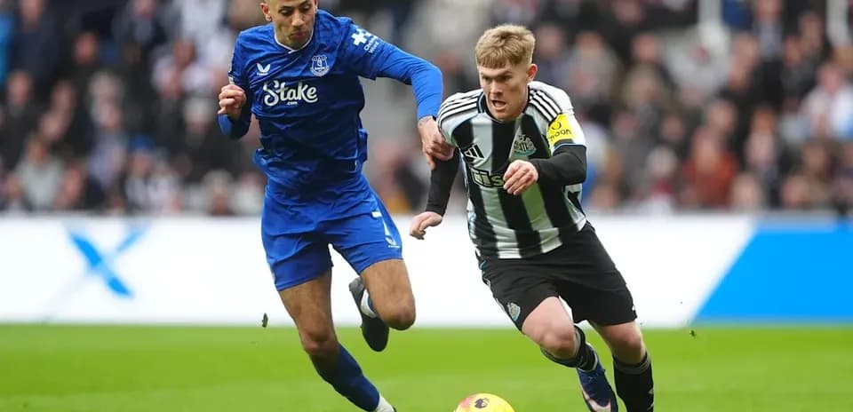 Newcastle and Everton players competing for the ball