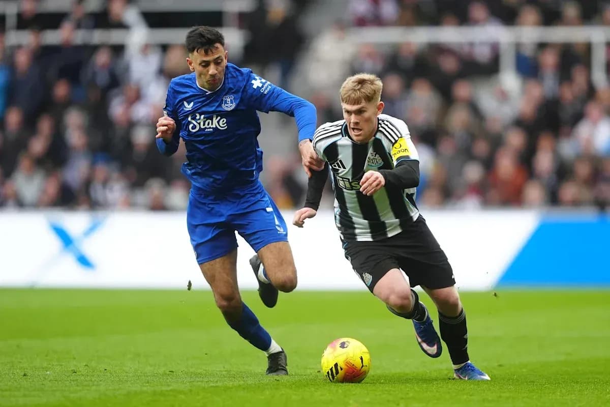 Newcastle and Everton players competing for the ball
