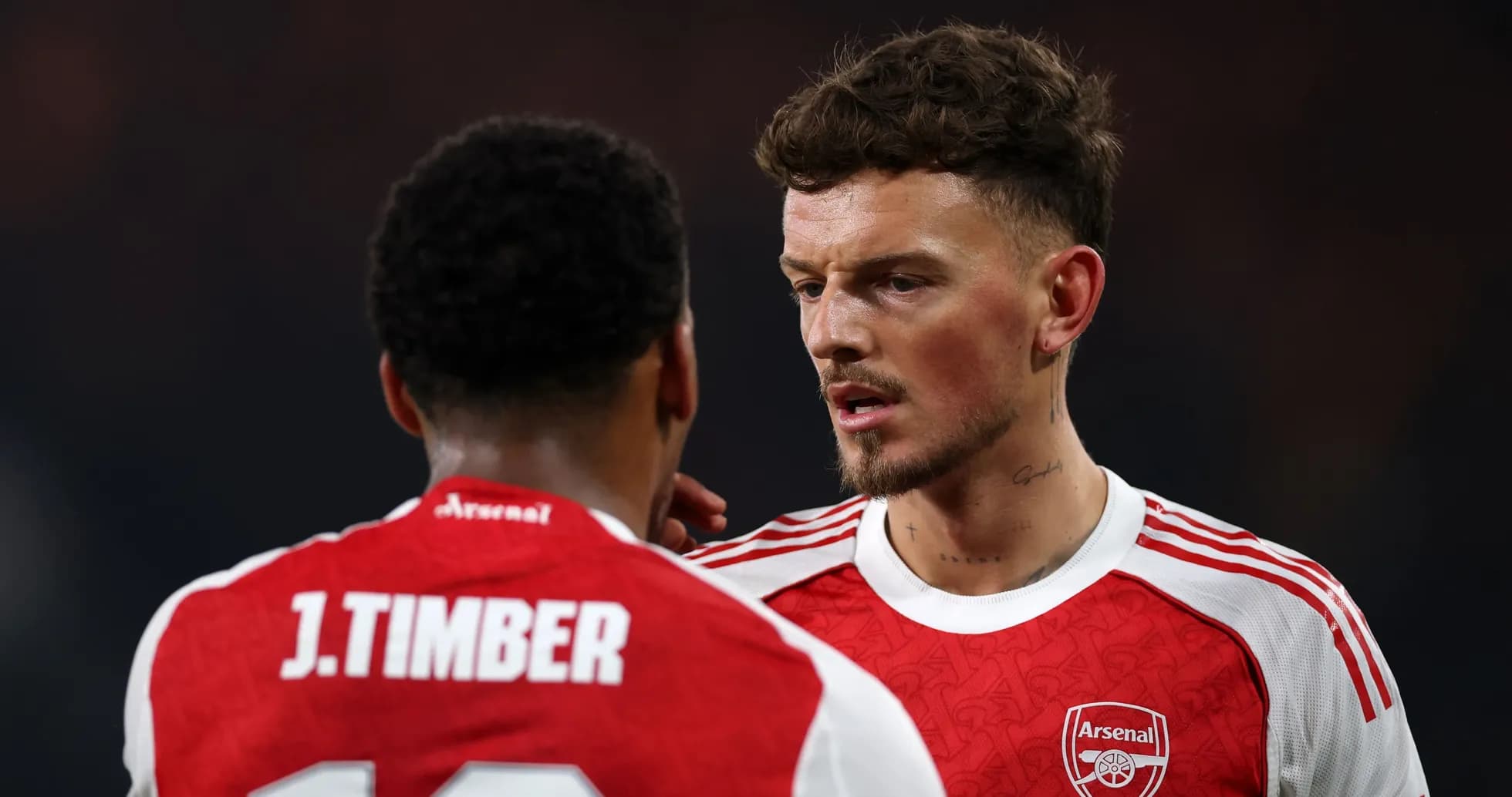 İki Arsenal oyunçusu bir-biri ilə danışır