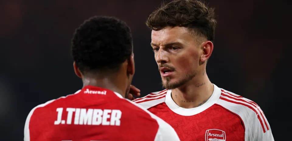 İki Arsenal oyunçusu bir-biri ilə danışır