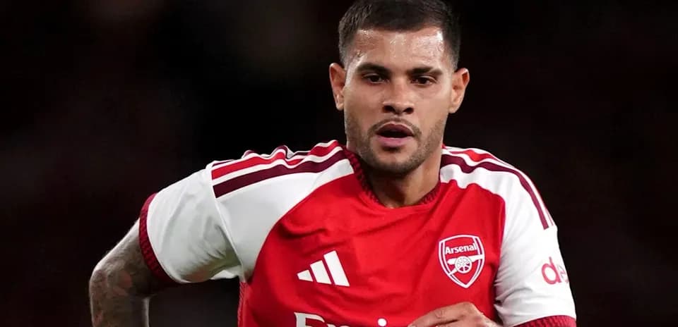 Futbolçu Arsenal formasında sahədə qaçır