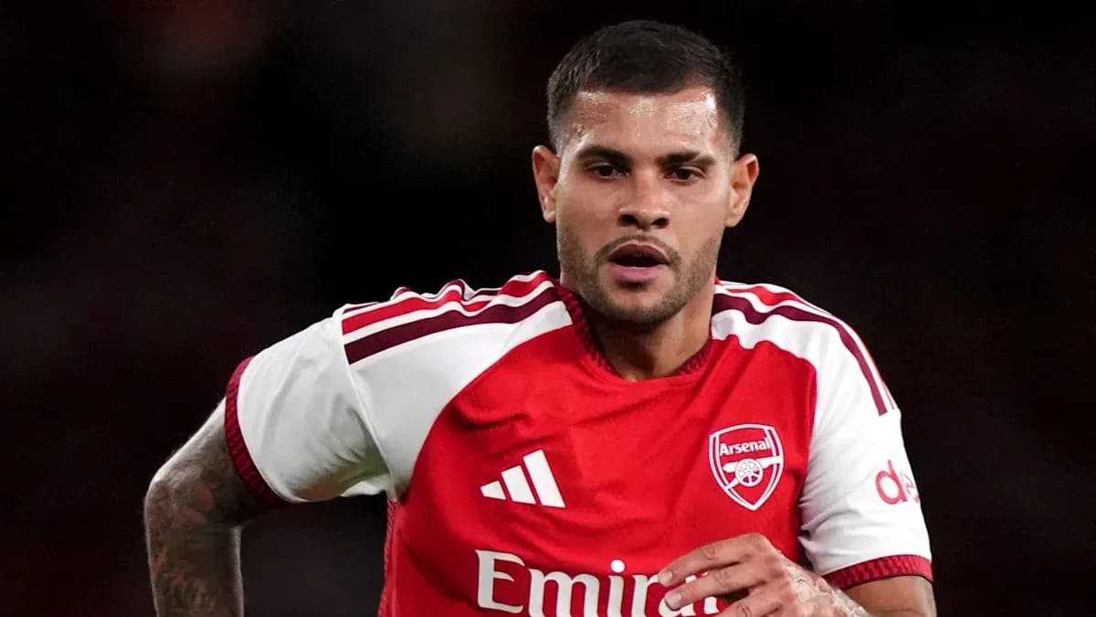 Futbolçu Arsenal formasında sahədə qaçır