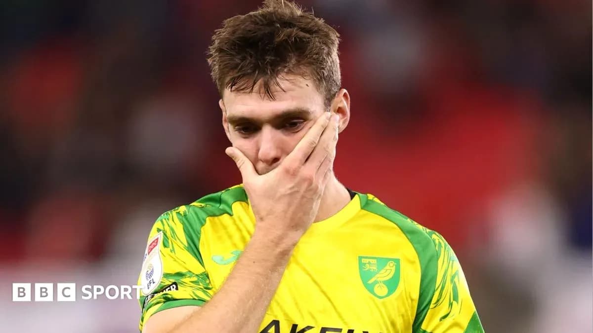Futbolçu üzünü əlləri ilə örtüb düşünür