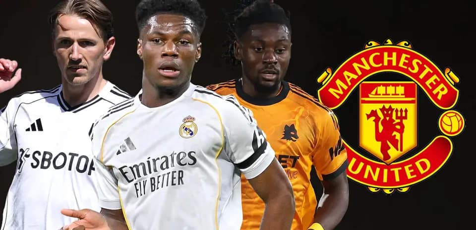 Üç futbolçu Manchester United embleminin arxasında