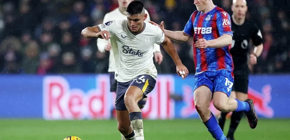 Crystal Palace və Everton arasında top mübarizəsi