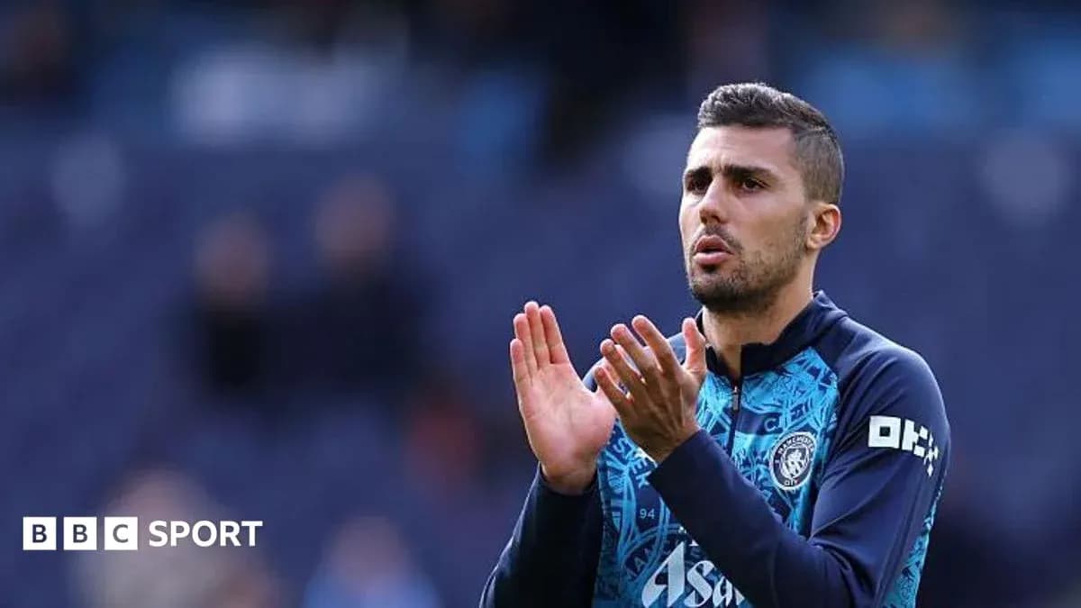 Futbolçu alqış edir, mavi forma geyinib