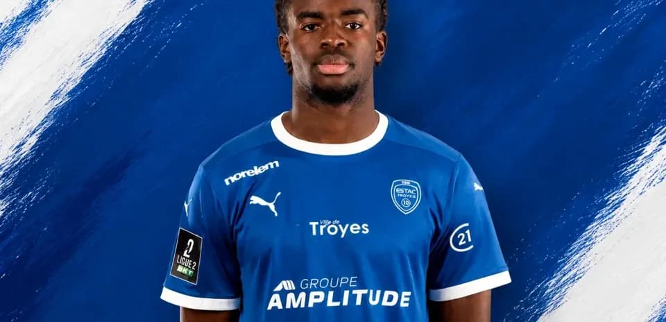 Futbolçu ESTAC Troyes formasında portret
